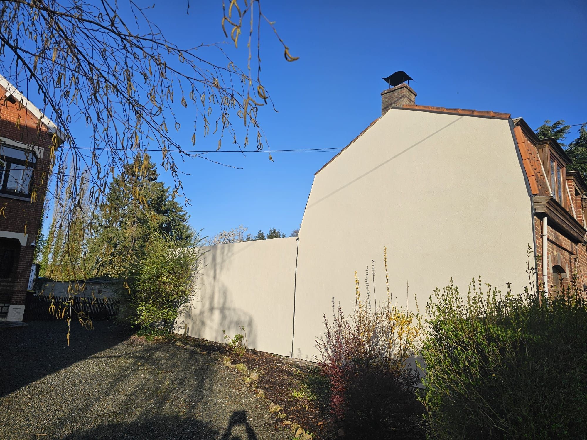 Pignon isolé et enduit, terminé, à Mons