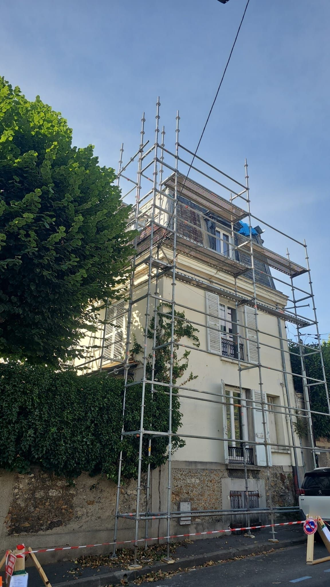 Échafaudage monté autour de la maison pour la toiture et la façade